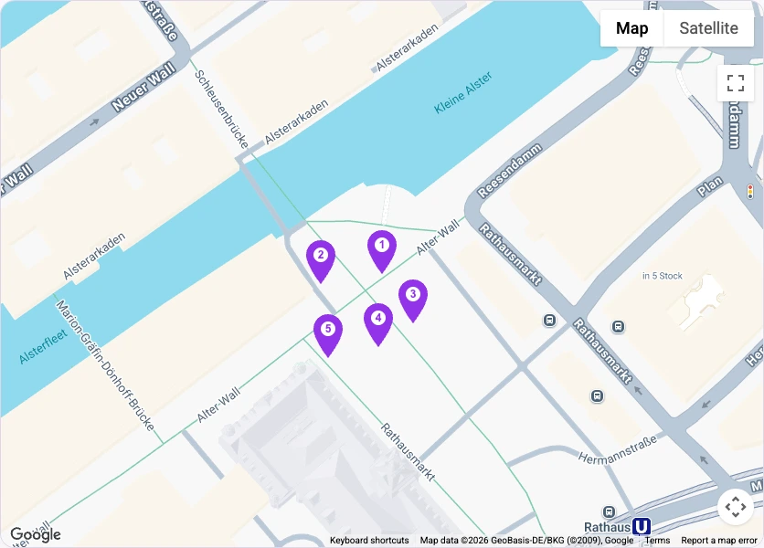 Echte Ansicht der Spieleinrichtung mit fünf nummerierten Stationen auf einer Karte am Hamburger Rathaus.